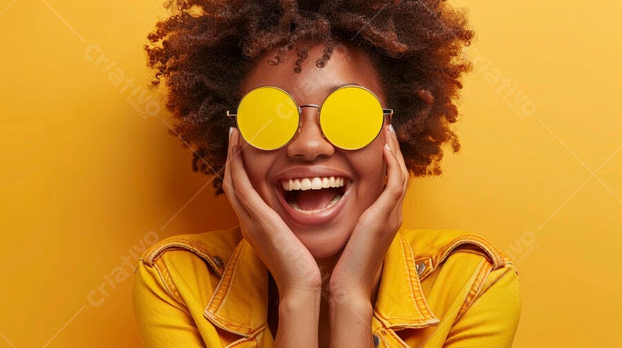 Foto Mulher Negra Cabelo Cacheado Óculos Amarelos Sorrindo
