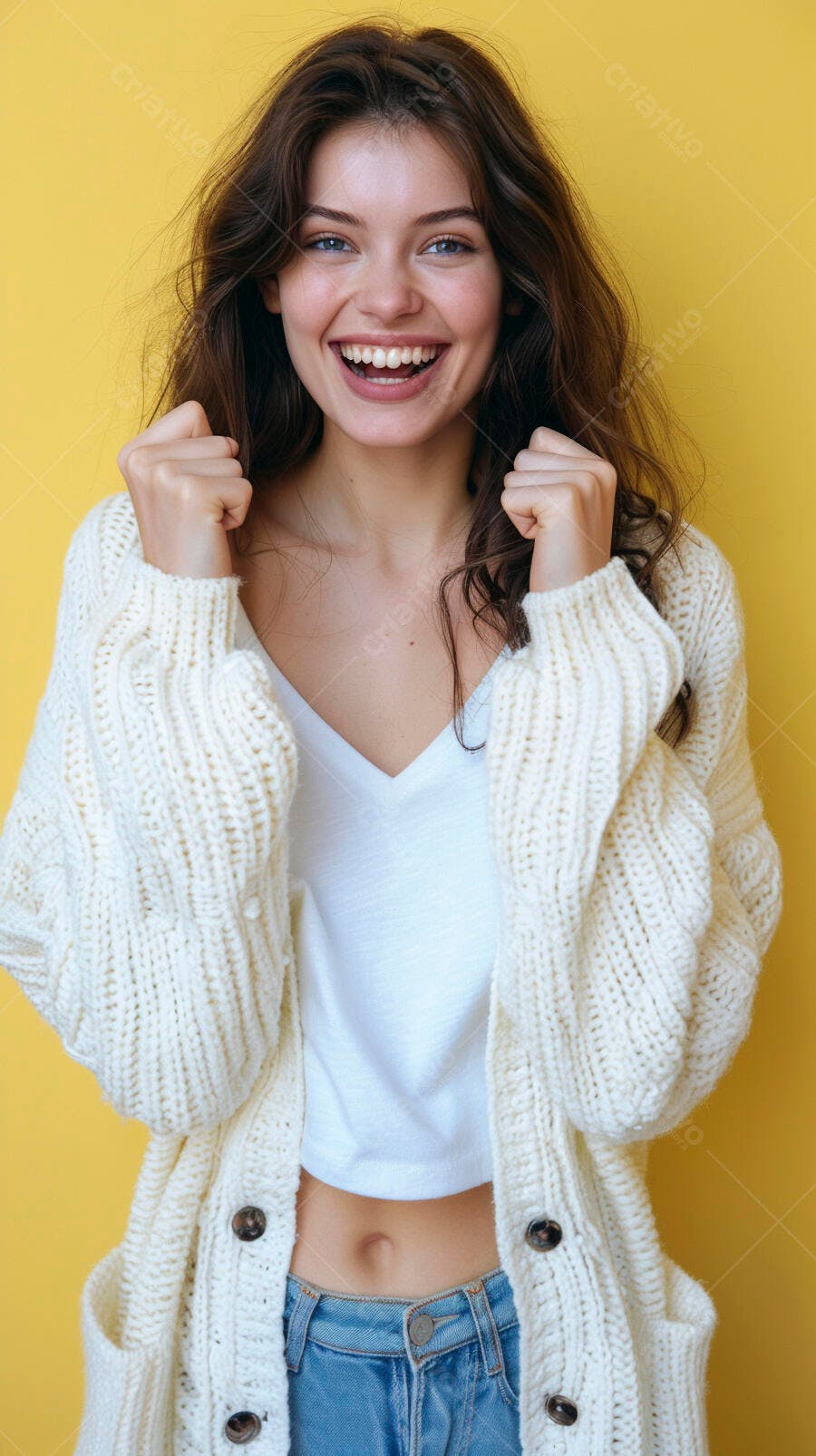 Foto Mulher Jovem Sorrindo Celebrando Vitória Fundo Amarelo