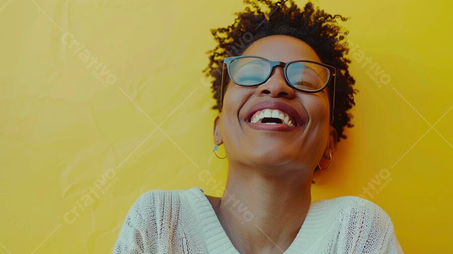 Foto Mulher Negra Sorrindo Feliz Fundo Amarelo Vibrante