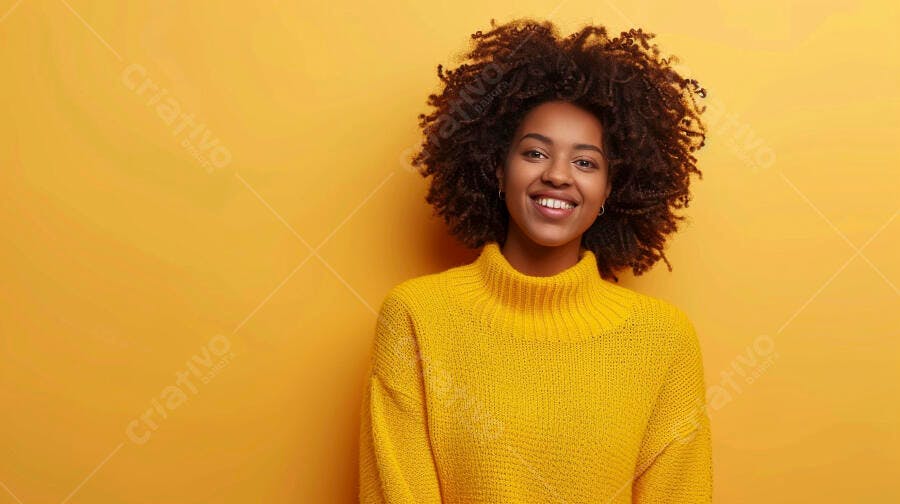 Foto Mulher Negra Sorrindo Suéter Amarelo Fundo Liso