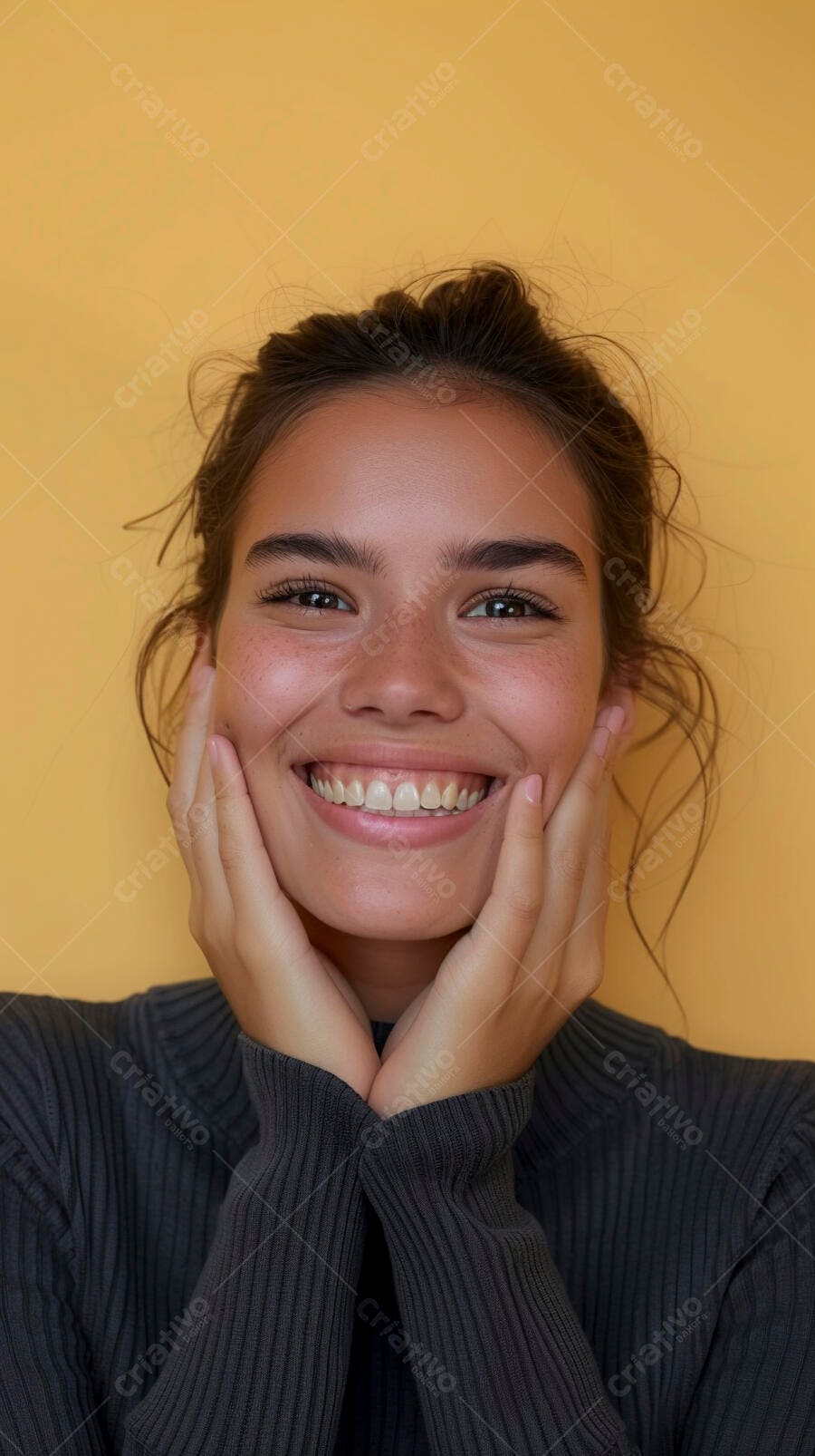 Foto Mulher Jovem Sorrindo com Mãos no Rosto Fundo Amarelo