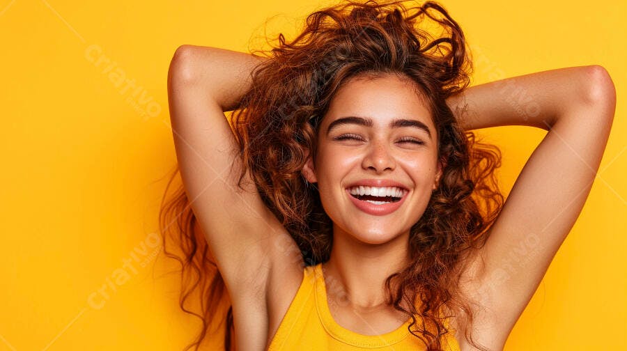 Foto Mulher Jovem Sorrindo Cabelo Cacheado Fundo Amarelo Estúdio