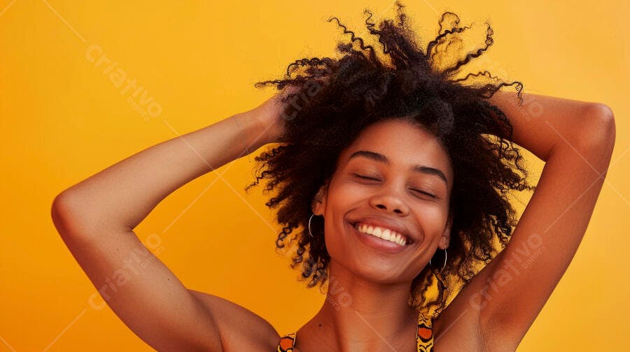 Foto Mulher Negra Sorrindo Cabelo Crespo Fundo Laranja Vibrante
