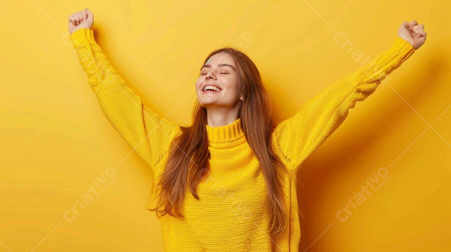 Foto Mulher Jovem Feliz Celebrando Sucesso Fundo Amarelo