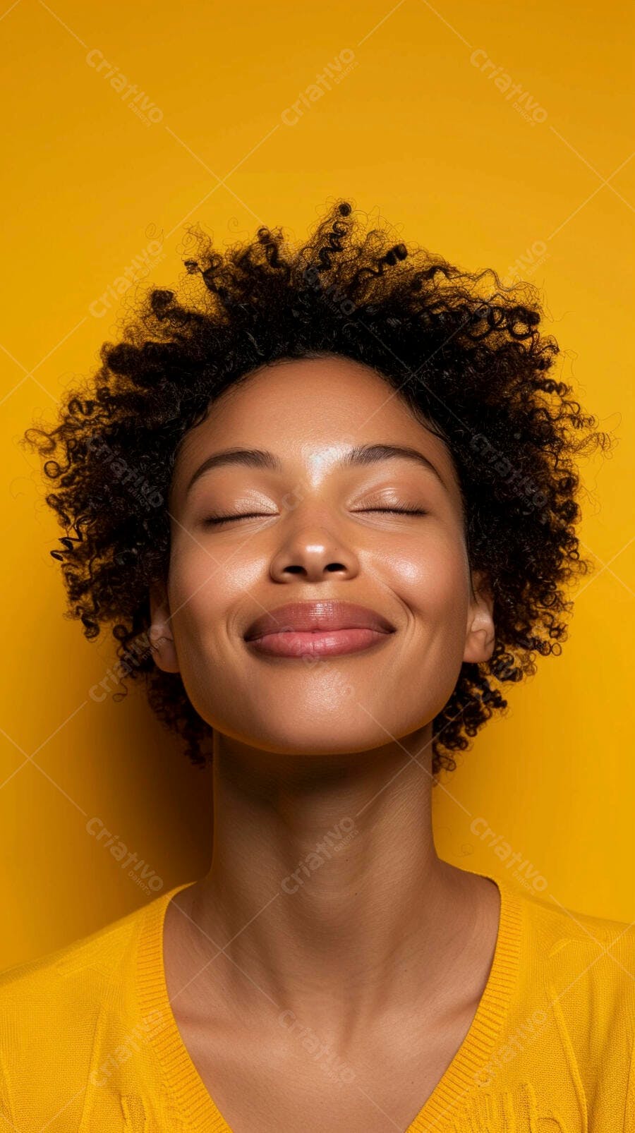 Foto Mulher Negra Sorrindo Olhos Fechados Fundo Amarelo