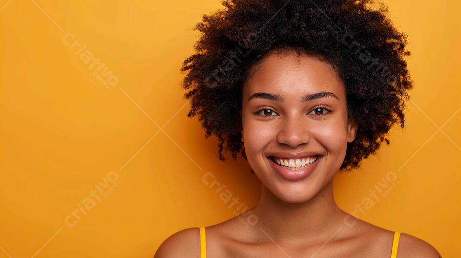 Foto Retrato Mulher Negra Jovem Sorrindo Fundo Amarelo Vibrante