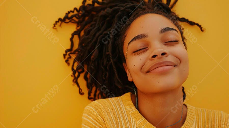 Foto Mulher Negra Jovem Sorrindo Olhos Fechados Fundo Amarelo