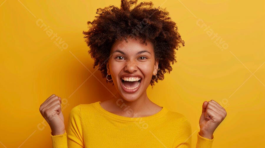 Foto Mulher Negra Cabelo Cacheado Celebrando Conquista Fundo Amarelo