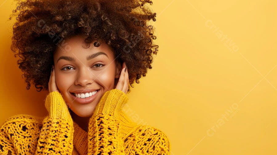 Foto Mulher Negra Sorrindo Cabelo Crespo Fundo Amarelo