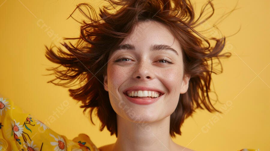 Foto Mulher Jovem Sorrindo Cabelo Vento Fundo Amarelo