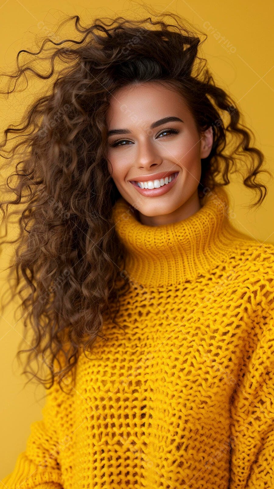 Foto Mulher Jovem Sorrindo Cabelo Cacheado Suéter Amarelo