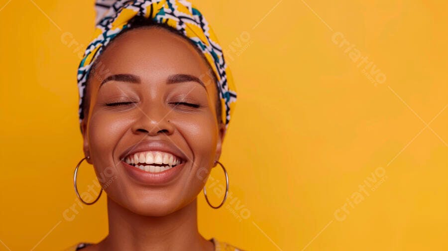 Foto Mulher Negra Sorrindo Olhos Fechados Fundo Amarelo