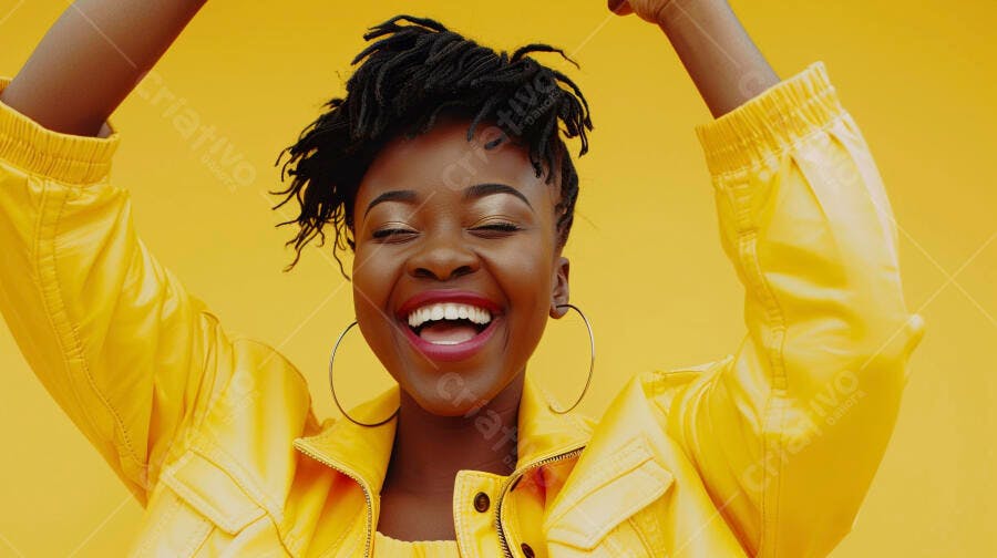 Foto Mulher Negra Feliz Celebrando Fundo Amarelo Vibrante