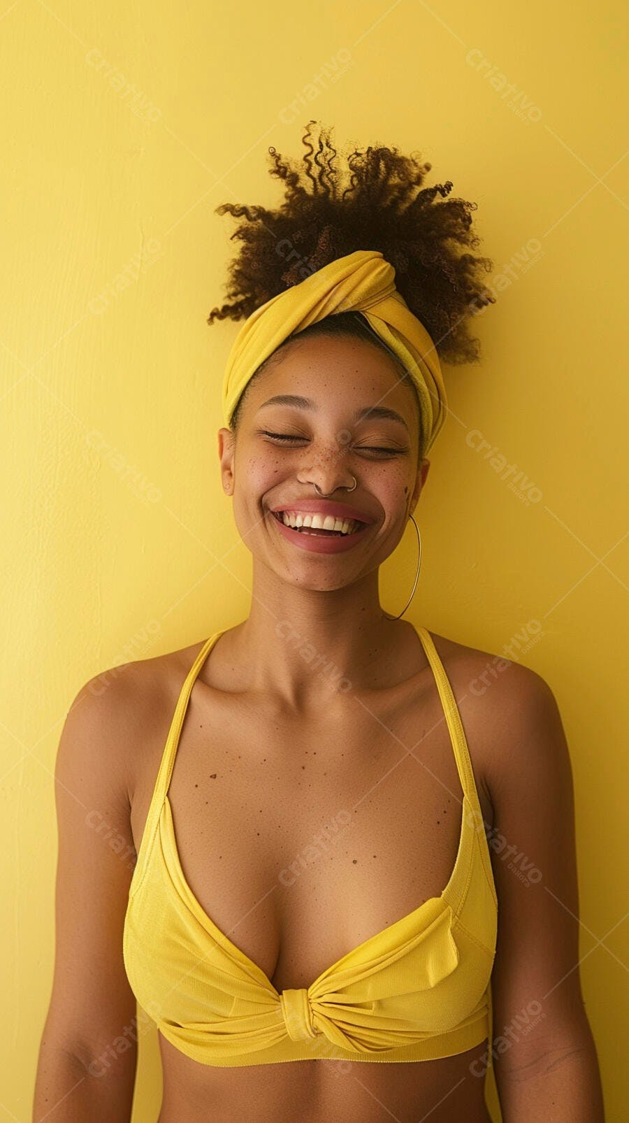 Foto Mulher Negra Sorrindo Fundo Amarelo Vibrante Estúdio