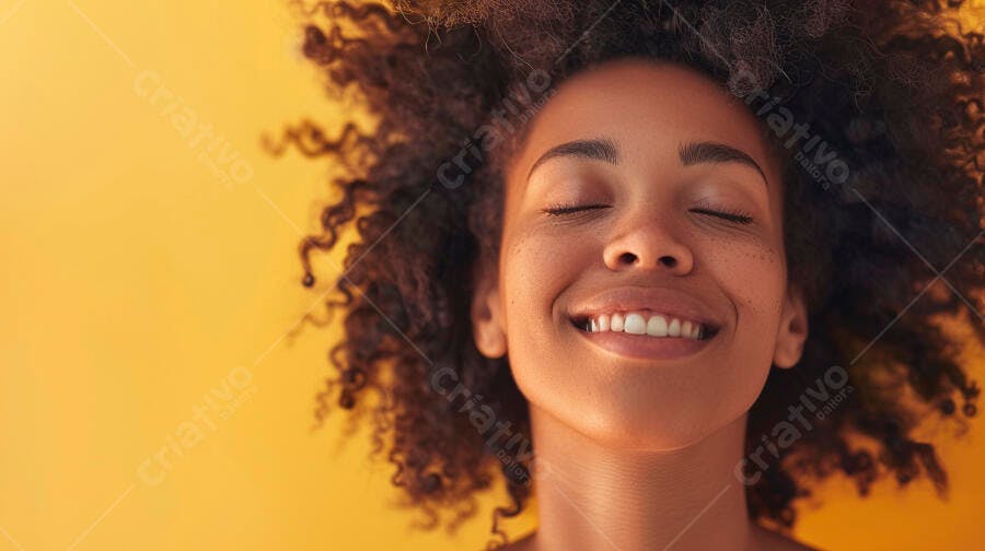 Foto Retrato Mulher Negra Sorrindo Olhos Fechados Fundo Amarelo