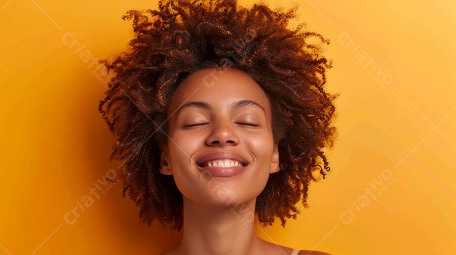 Foto Mulher Negra Cabelo Cacheado Sorrindo Olhos Fechados Fundo Laranja