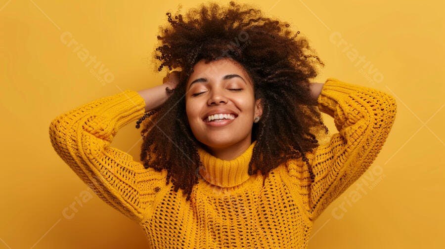 Foto Mulher Negra Cabelo Cacheado Sorrindo Fundo Amarelo