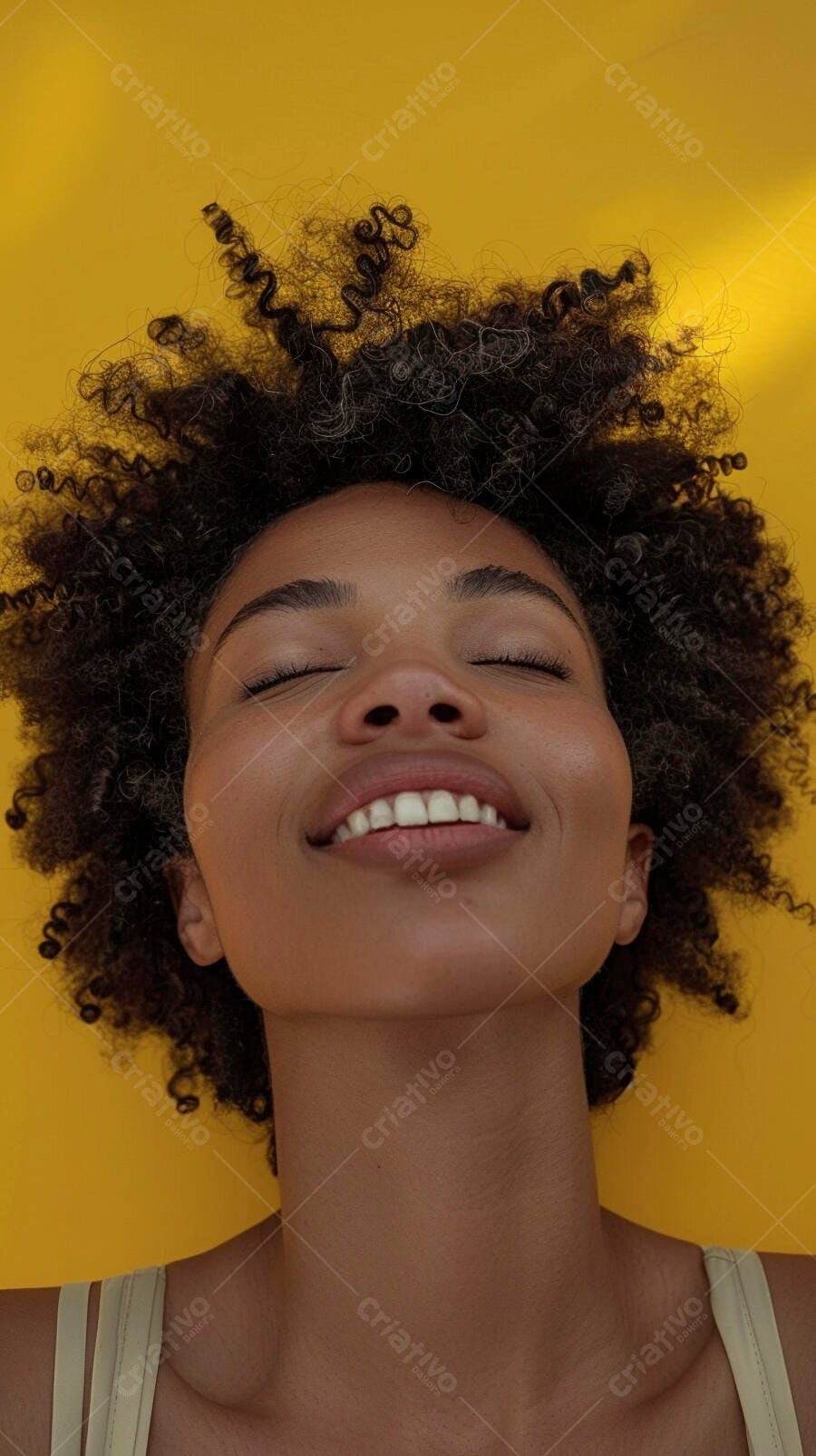 Foto Mulher Negra Sorrindo Olhos Fechados Fundo Amarelo