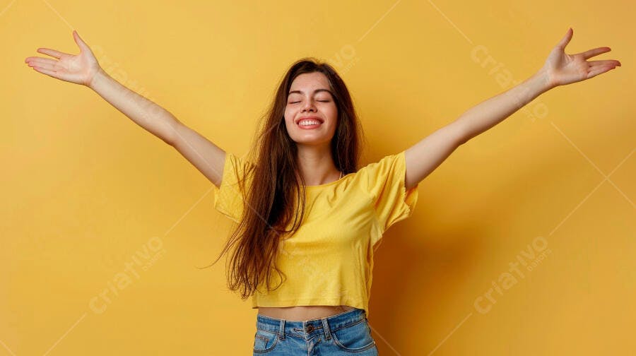 Foto Mulher Jovem Feliz Braços Abertos Fundo Amarelo