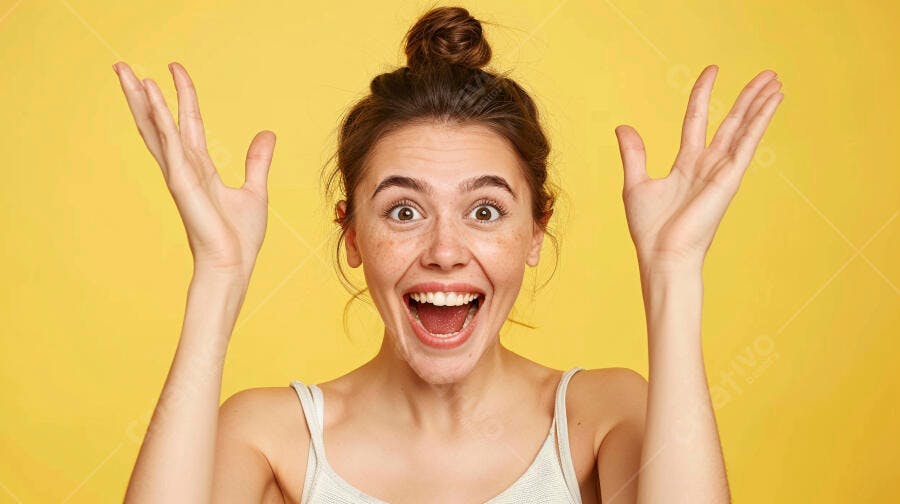 Foto Mulher Jovem Surpresa Expressão Facial Feliz Fundo Amarelo
