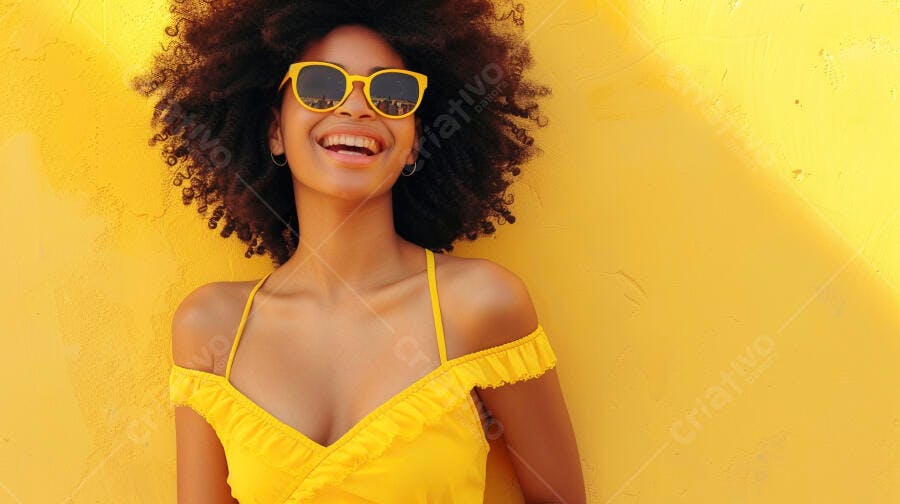 Foto Mulher Negra Sorrindo Óculos de Sol Amarelos Fundo Amarelo