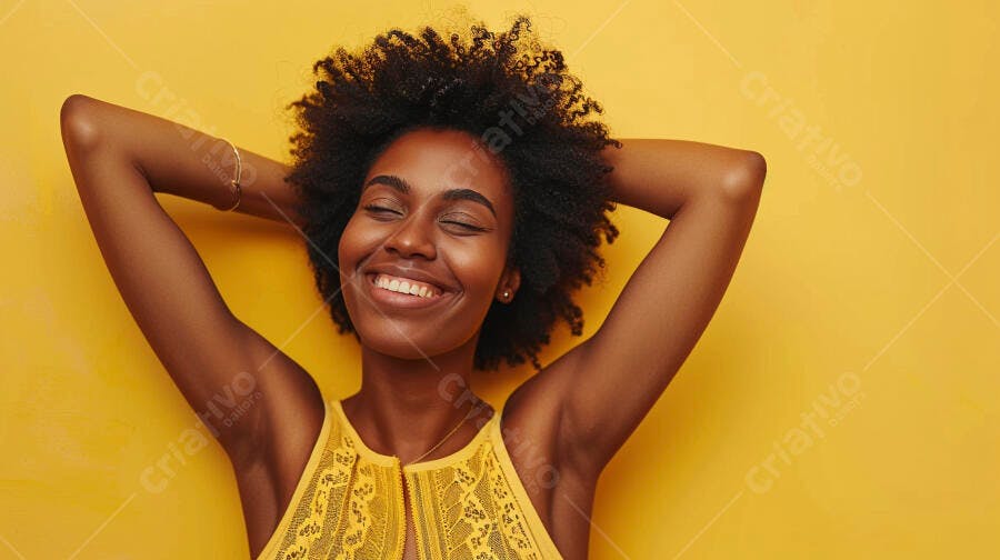 Foto Mulher Negra Sorrindo Feliz Fundo Amarelo Vibrante