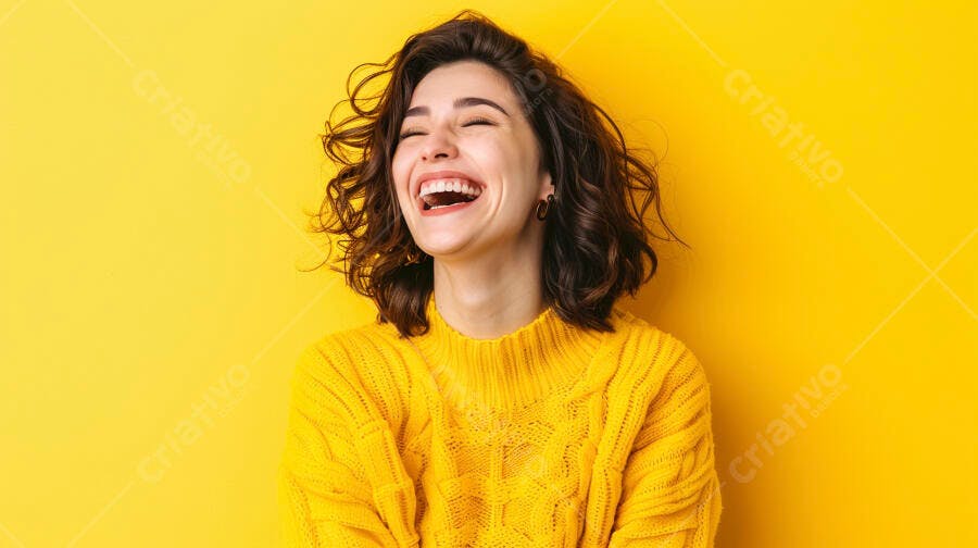 Foto Mulher Jovem Sorrindo Feliz Fundo Amarelo Estúdio