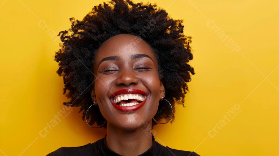 Foto Mulher Negra Sorrindo Olhos Fechados Fundo Amarelo Vibrante