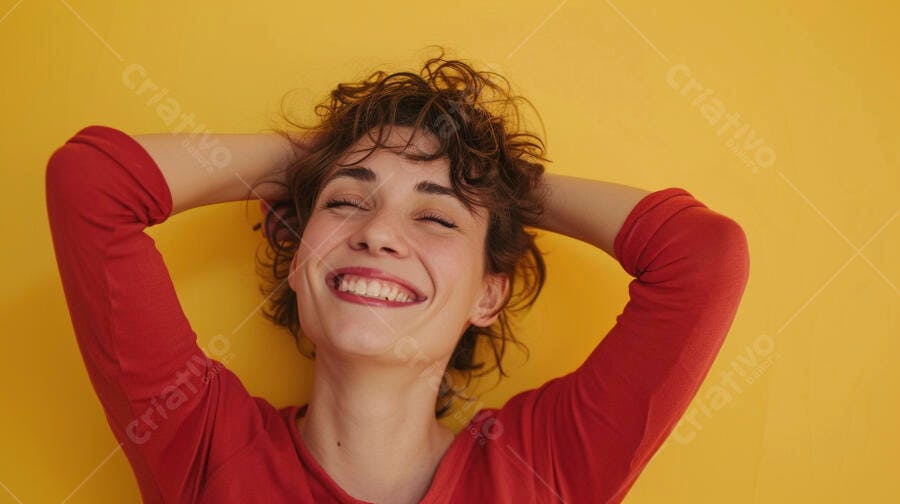 Foto Mulher Jovem Sorrindo Olhos Fechados Fundo Amarelo Vibrante
