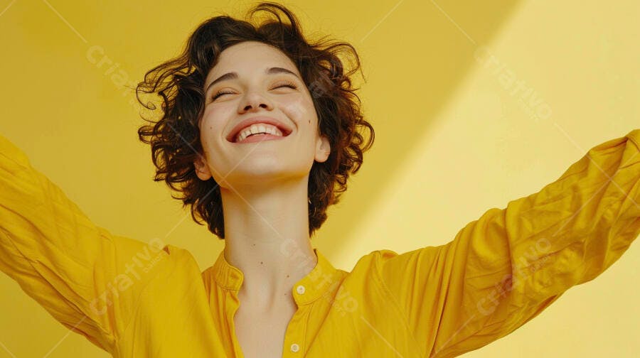Foto Mulher Jovem Sorrindo com Braços Abertos Fundo Amarelo
