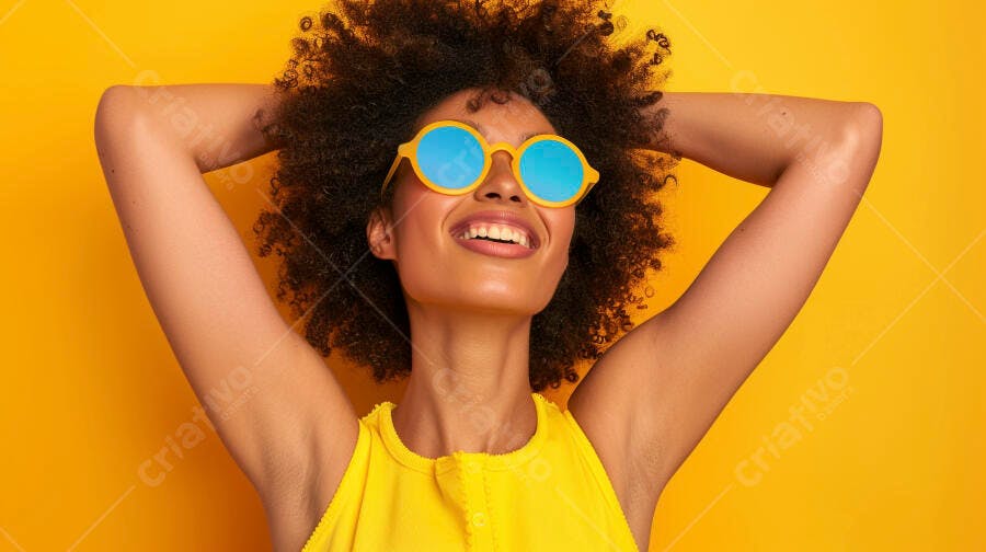 Foto Mulher Negra Cabelo Cacheado Óculos Azuis Fundo Amarelo