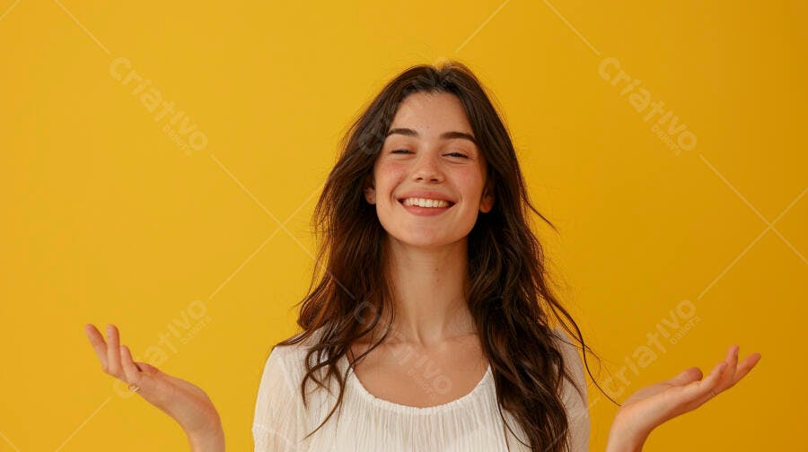 Foto Mulher Jovem Feliz Sorrindo Olhos Fechados Fundo Amarelo