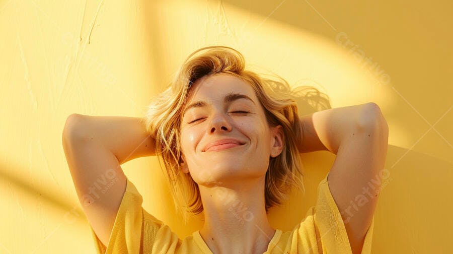 Foto Mulher Loira Sorrindo Olhos Fechados Sol Rosto Amarelo