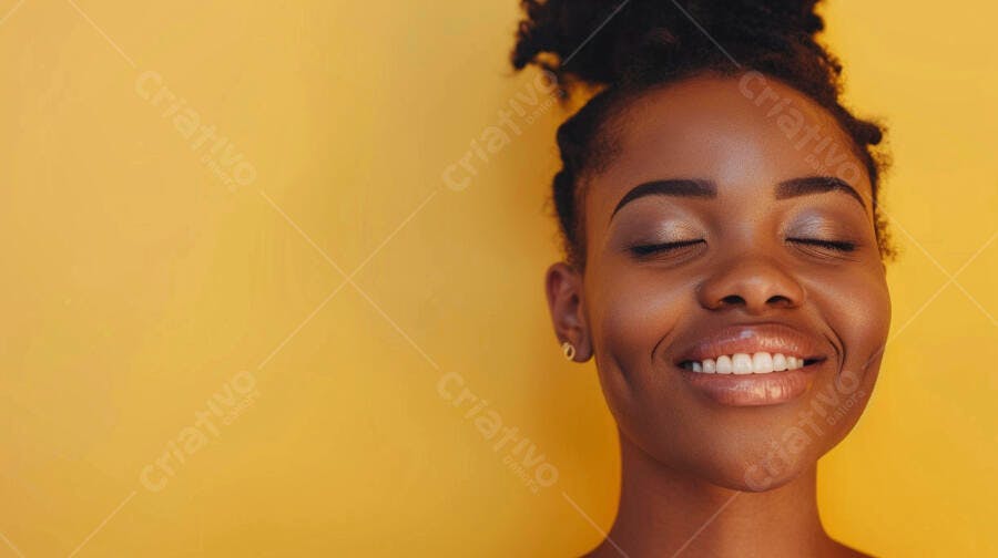 Foto Retrato Mulher Negra Sorrindo Olhos Fechados Fundo Amarelo