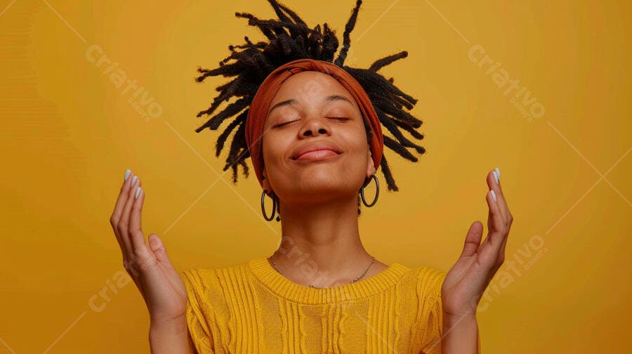 Foto Mulher Negra Dreadlocks Meditando Fundo Amarelo Paz