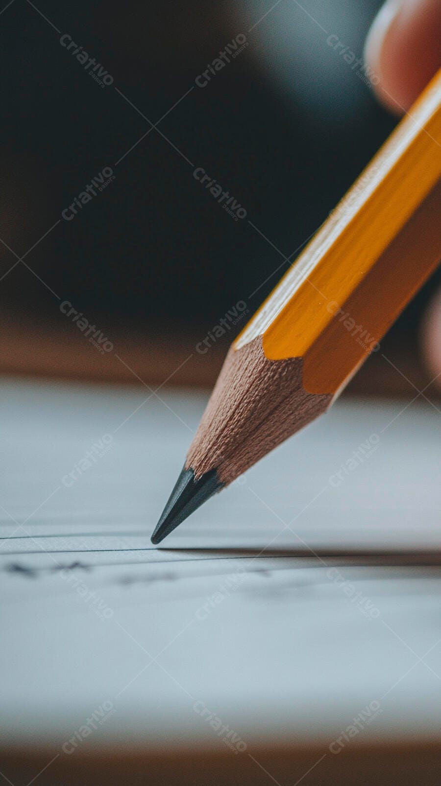 Lápis amarelo apontado pronto para escrever no papel branco
