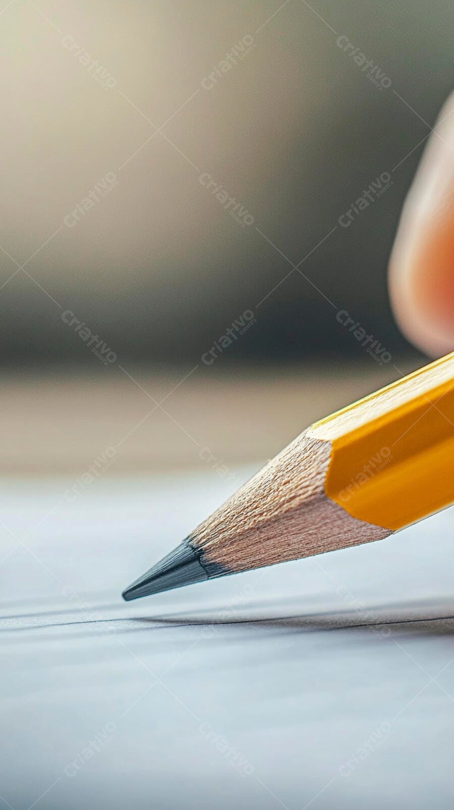 Foto Lápis Amarelo Escrevendo em Papel Branco