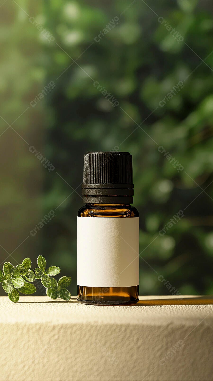 Foto Frasco de Óleo Essencial com Rótulo Branco e Folhas Verdes