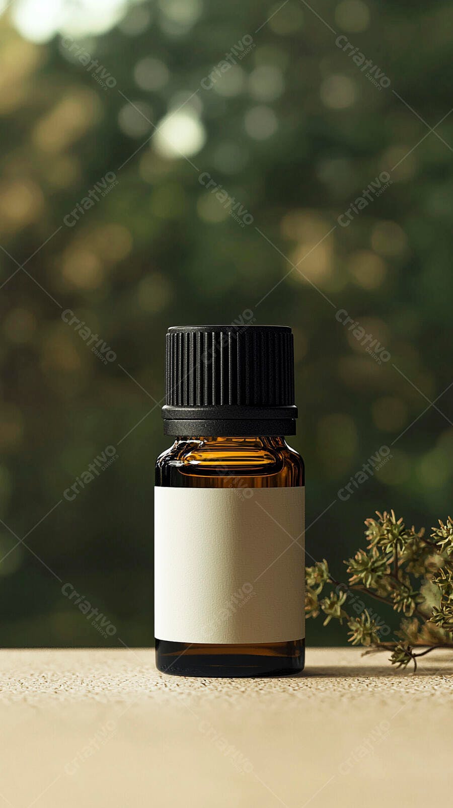 Frasco âmbar de óleo essencial rótulo branco em superfície rústica com fundo verde