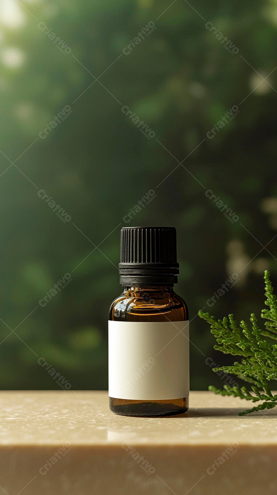 Foto Frasco de Óleo Essencial com Rótulo Branco e Folhas Verdes