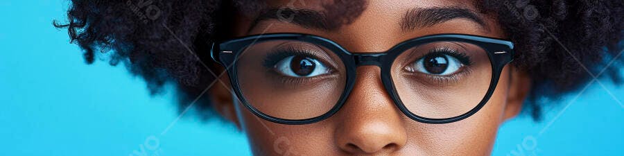 Foto Mulher Negra Óculos Cabelo Cacheado Fundo Azul