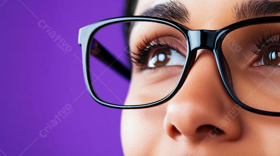 Foto Retrato Mulher Usando Óculos Fundo Roxo Close-up