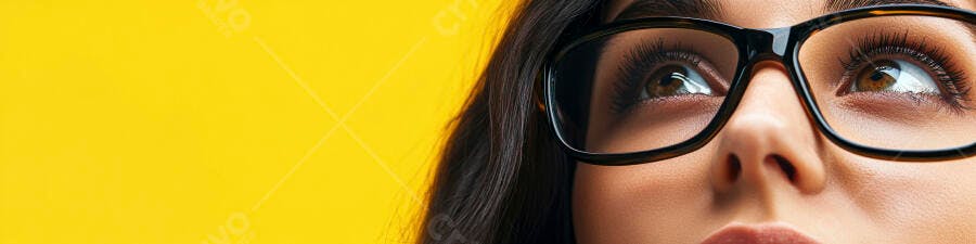 Foto Mulher Olhando para Cima Óculos Fundo Amarelo