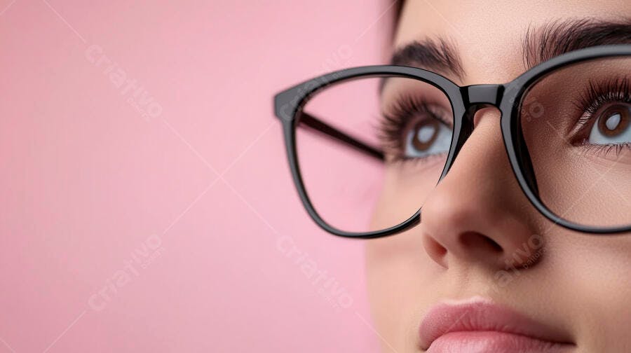 Foto Mulher Jovem Olhando Cima Óculos Fundo Rosa Estúdio