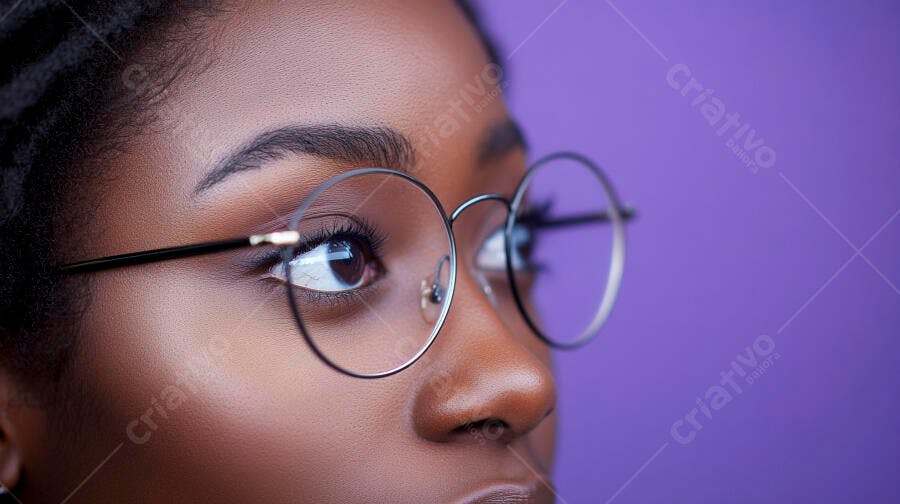 Foto Close-up Mulher Negra Óculos Fundo Roxo Estúdio