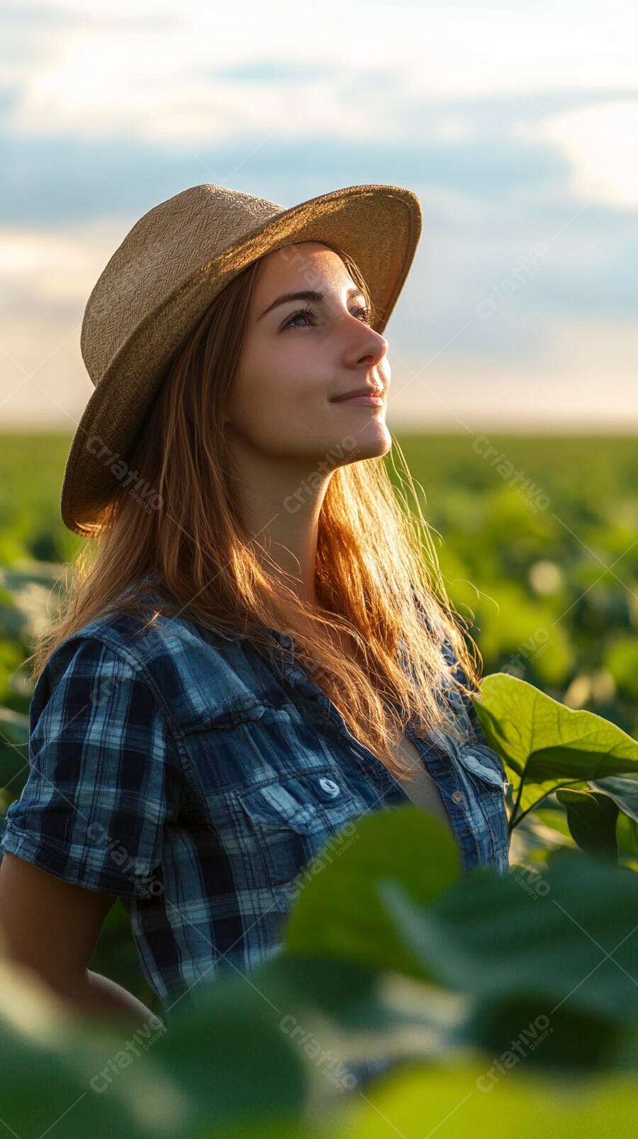 Foto Mulher Jovem Fazendeira Chapéu Palha Campo Agrícola
