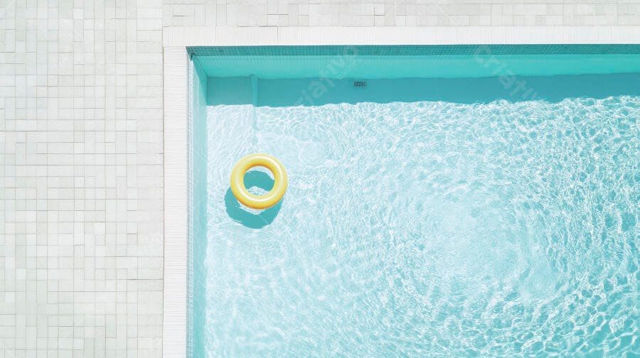 Foto Boia Amarela Flutuando Piscina Água Azul Verão