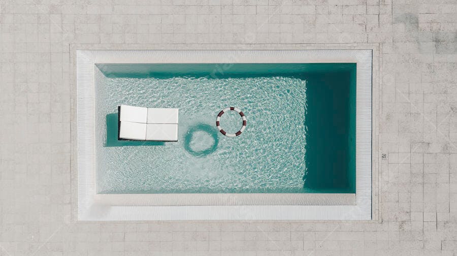 Foto Aérea Piscina Moderna com Boias Brancas e Azuis