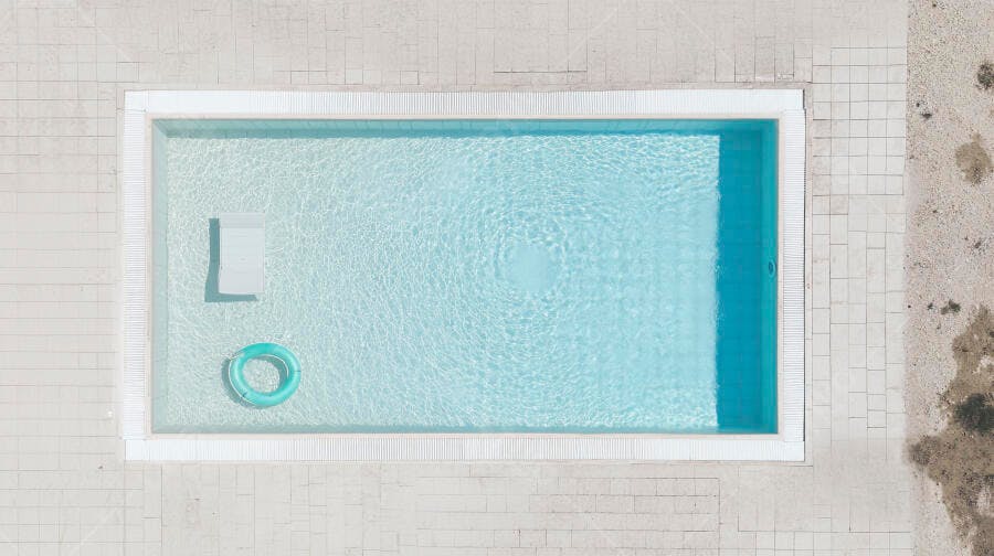 Foto Aérea Piscina Retangular Borda Branca Boia Azul Verão