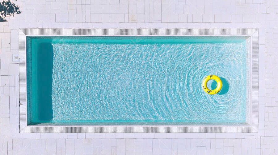 Foto Piscina Azul Água Transparente Boia Amarela Vista Aérea